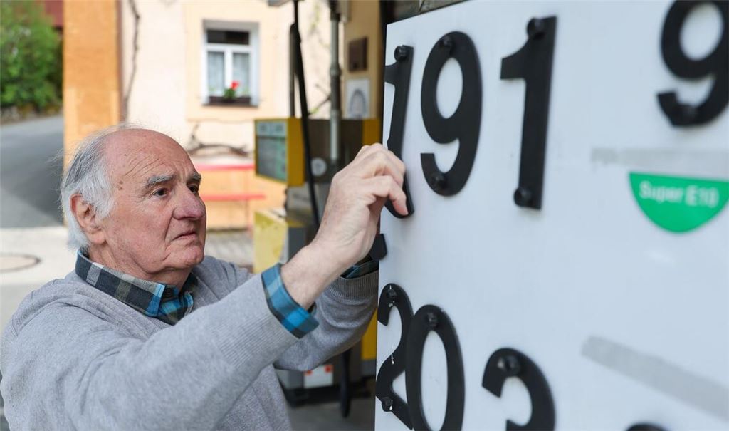 Herbert Brendel passt die Preisanzeige noch händisch an.