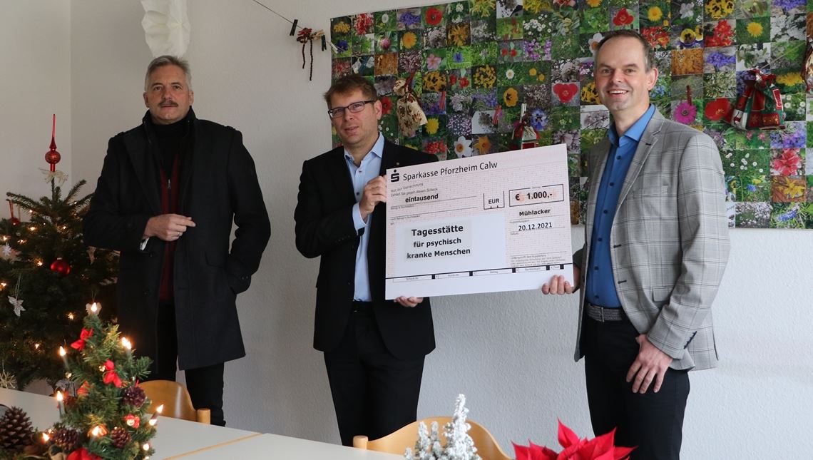 Herbert Emmerich und Tobias Oberauer (v. li.) übergeben als Rotary-Vertreter die Spende an Christoph Zastrow, den Geschäftsführer des Enzkreis-Diakonieverbands. Foto: Willimek
