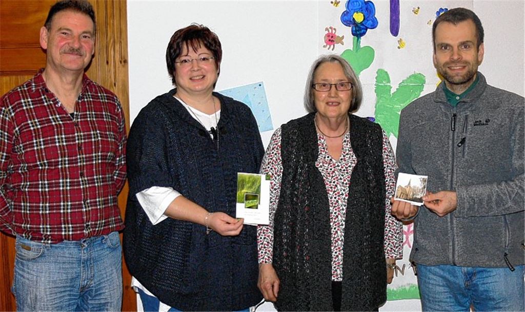 Herbert Gläßgen (li.) und Jan Funke (re.) freuen sich über die Spende der Diefenbacher Landfrauen, die Melanie Maier (2.v.li.) und Ellengard Huber überreichen.