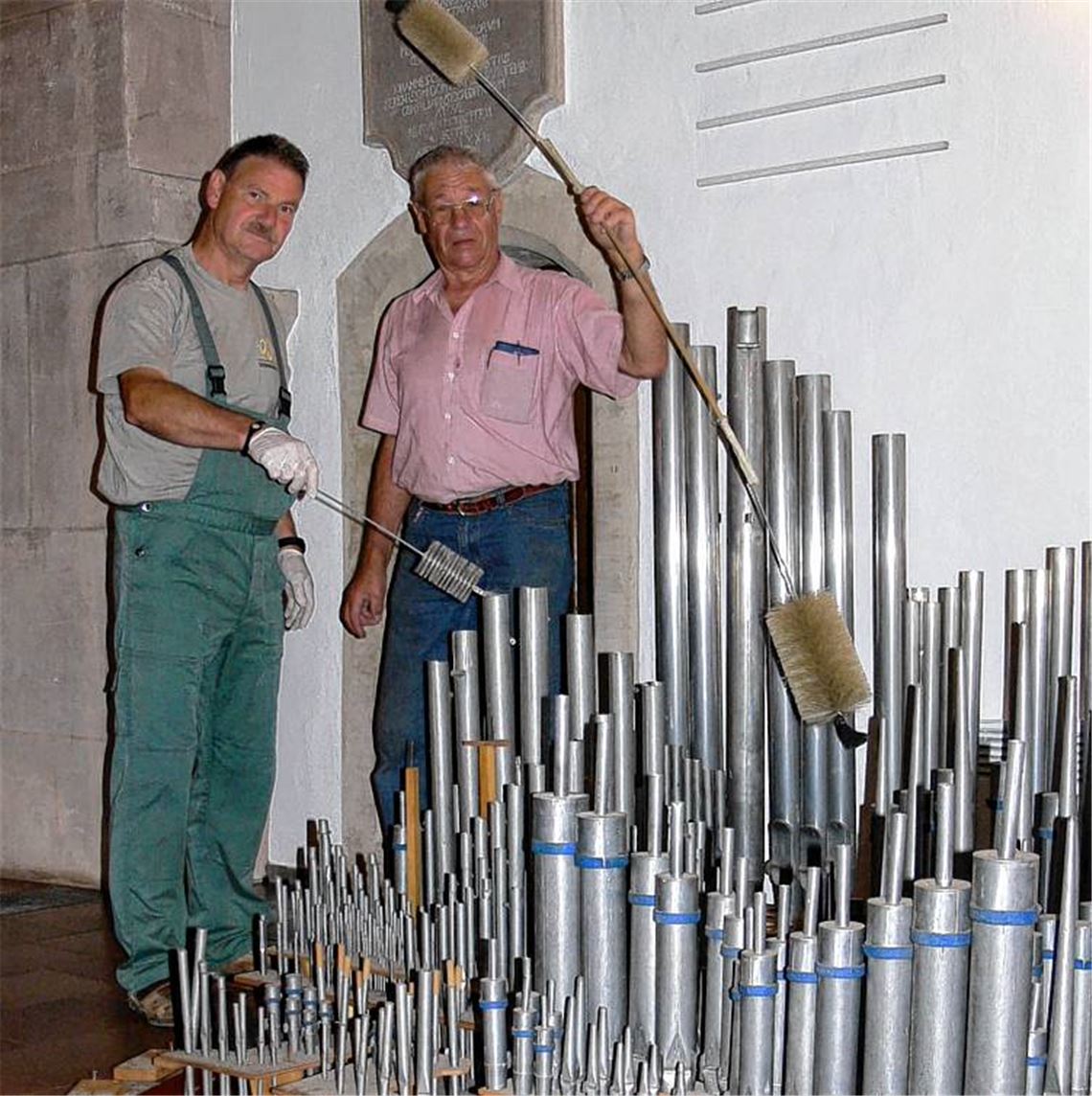 Herbert Gläßgen (li.) und Werner Häußermann reinigen die Pfeifen.