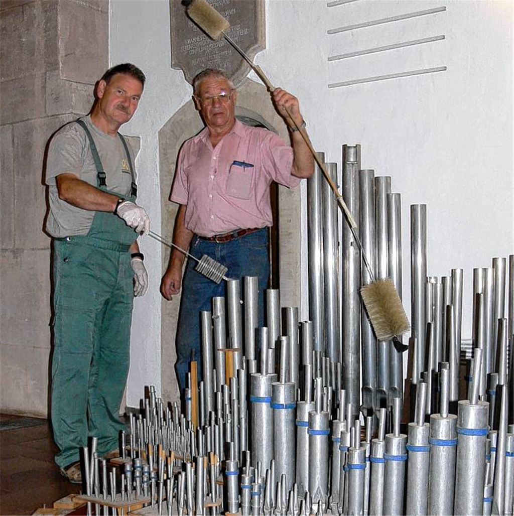 Herbert Gläßgen (li.) und Werner Häußermann reinigen die Pfeifen.