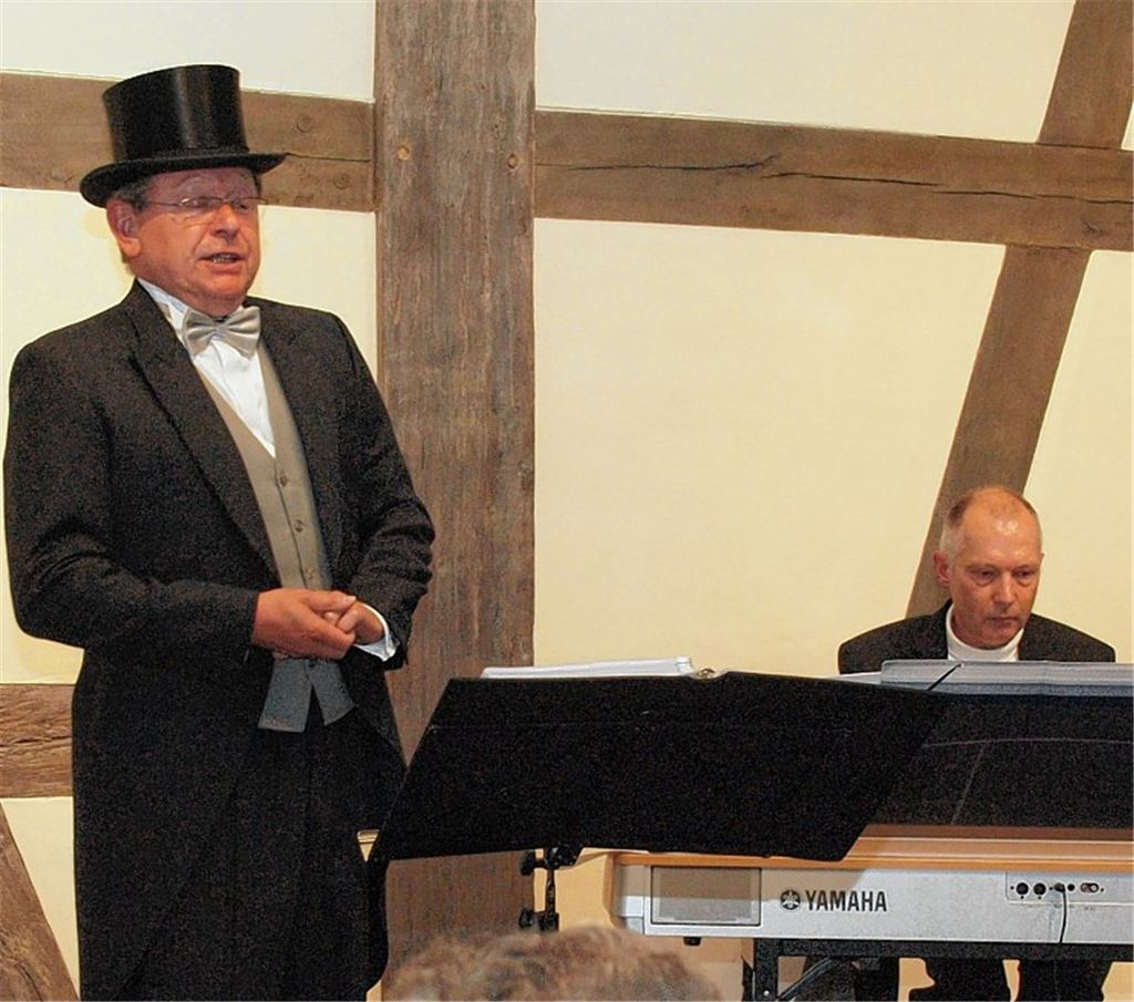 Herbert Metzler, am Klavier begleitet von Heinz Lendl, unterhält das Publikum.