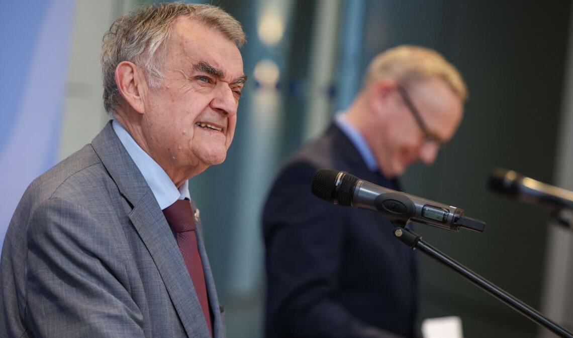 Herbert Reul (CDU), Innenminister von Nordrhein-Westfalen, spricht bei einem Pressestatement zum Schlag gegen eine russische Hackergruppe. Im Hintergrund Benjamin Limbach (Bündnis 90 / Grüne), Justizminister des Landes.