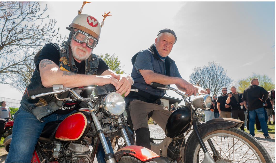 Hermann Aeckerle (li.) und Frank Feyler sind erstmals bei der Ausfahrt des „MC 1/2 Hähnchen“ dabei. Foto: Fotomoment