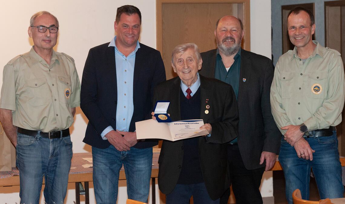 Hermann Fasching (vorne) erhält die Goldene Ehrenmedaille und Gratulationen von Norbert Wolferstetter, Michael Groß, Jürgen Waldvogel und Michael Kiontke (v. li.). Foto: vh