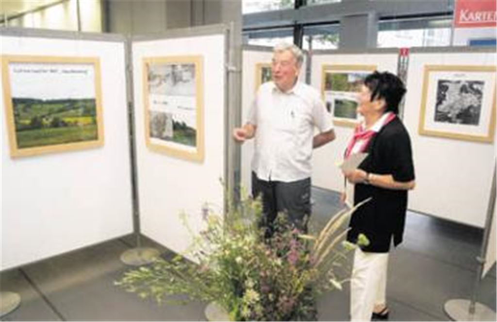 Hermann Gommel und sein Schwäbischer Albverein informieren mit ihrer Ausstellung im Foyer der Sparkasse unter anderem über die Pflegeeinsätze am Füllmenbacher Hofberg. Foto: Fotomoment