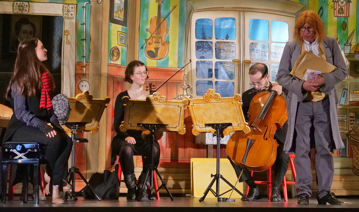Herr Buffo (Jörg Schade) muss mit den Kindern und dem Quartett einen rätselhaften Fall um das verschwundene „Kuchenduett“ lösen. Foto: Friedrich
