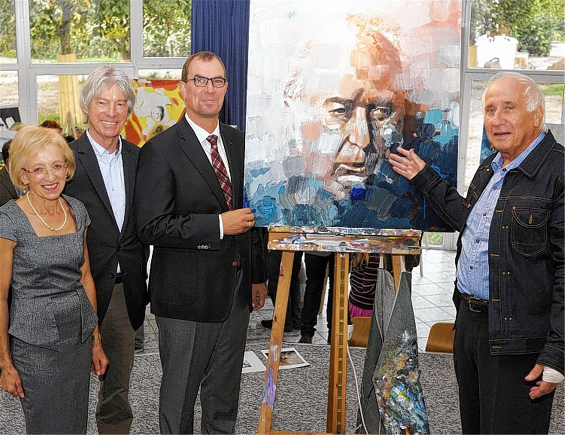 Herta Gutmann, Johann Negenborn, OB Frank Schneider und Künstler Friedrich Heider (v.li.) bei der Eröffnung der Ausstellung „Menschen und Botschaften“.