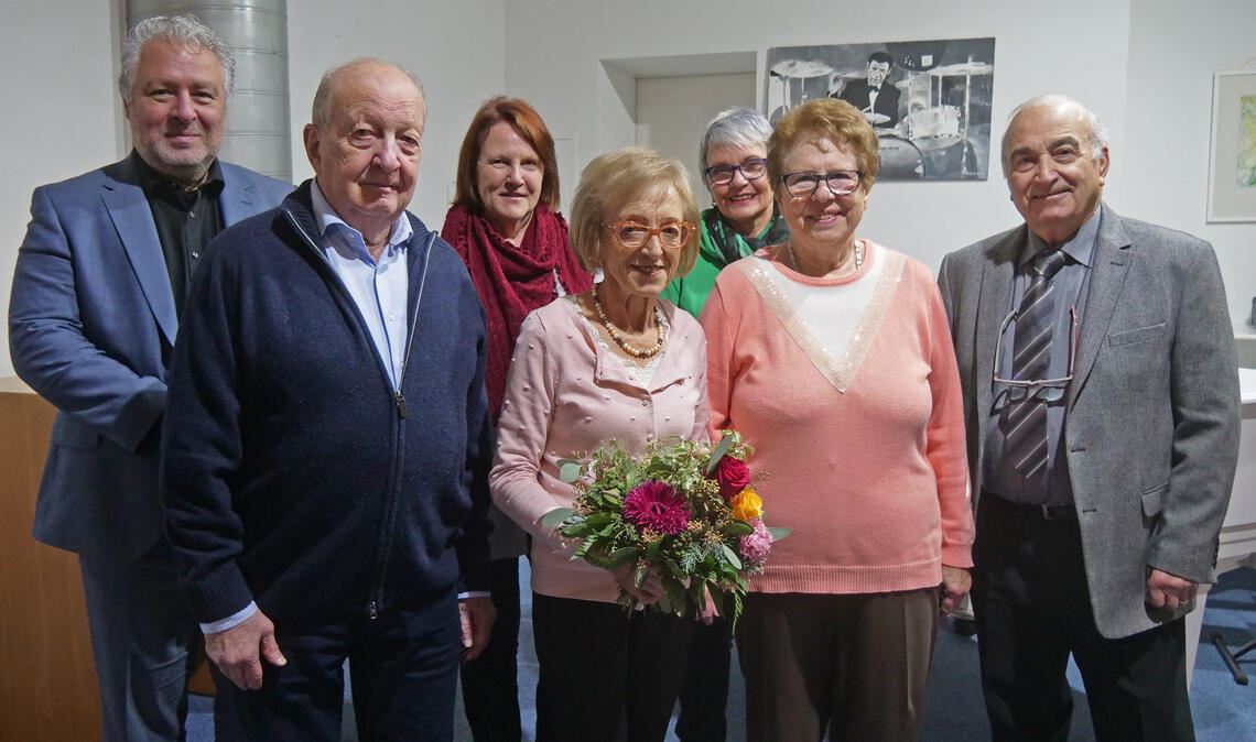 DIG vermisst „ihren“ Hermann Fasching Herta Gutmann (Mitte) wird als Nachfolgerin von Hermann Fasching zur neuen DIG-Präsidentin gewählt. Walter Böttiger, Bernhard Doll, Renate Geldner, Ellen Zietz, Edith Bartenbach und Luigi Buonadonna (v. li.) werden als Vorstände bestätigt. Foto: Friedrich
