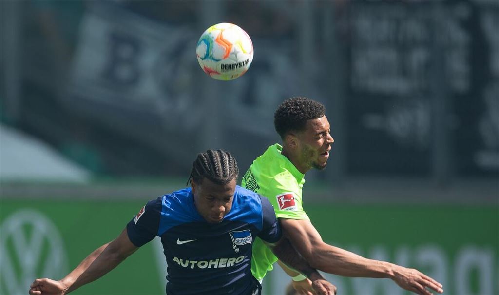Herthas Jessic Ngankam (l) im Kopfballduell mit dem Wolfsburger Felix Nmecha.
