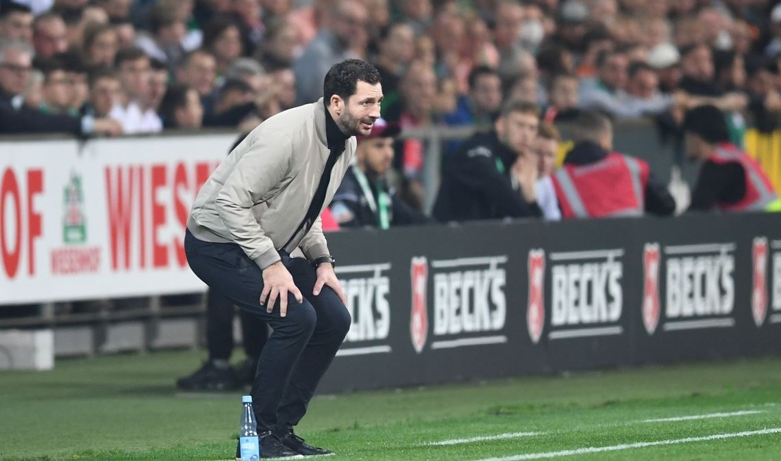 Herthas Trainer Sandro Schwarz ärgerte sich über Bierbecherwürfe und ein spätes Tor der Bremer.