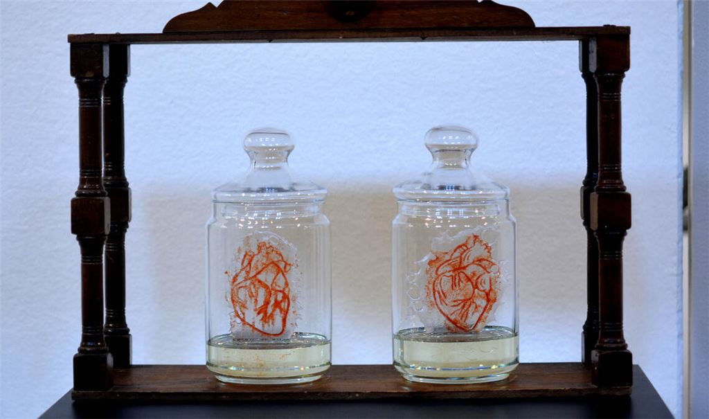 Herzen aus Glas, geschaffen von Kerstin Müllerperth, und weitere Exponate, die „Das kalte Herz“ thematisieren, lassen die Herzen von Kunstfreunden höherschlagen. Fotos: Stahlfeld
