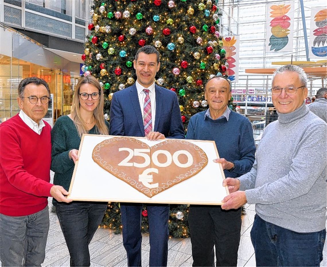Nährwert und Mehrwert Herzige Spende in der Mall des Volksbankhauses in Pforzheim mit Manfred Förster, Sina Dornbach, Jan Hansen, Peter Lohrer und Albert Fink (v.li.).Foto: Peche