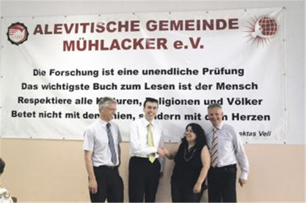 Herzliche Begrüßung: SPD-Spitzenmann Nils Schmid wird von Nurhanim Aygün, Vorstandsmitglied der Alevitischen Gemeinde Mühlacker, in deren Zentrum am Kißlingweg willkommen geheißen. Flankiert werden sie vom Mühlacker SPD-Landtagsabgeordneten Thomas Knapp (re.) und vom SPD-Vorsitzenden im Mühlacker Gemeinderat und Sprecher der Landtagsfraktion, Dr. Roland Peter. 
Foto: Franz