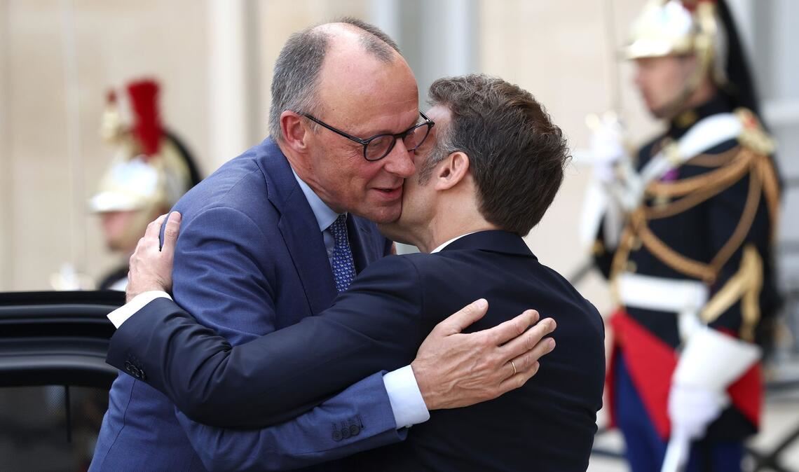 Herzliche Begrüßung von Frankreichs Präsident Emmanuel Macron für Bundeskanzler Friedrich Merz zu bilateralen Gesprächen vor einem Treffen westlicher Partner. Es ging um die Erstellung eines multinationalen Plans zur Sicherung der internationalen Schifffahrt nach dem Iran-Krieg.