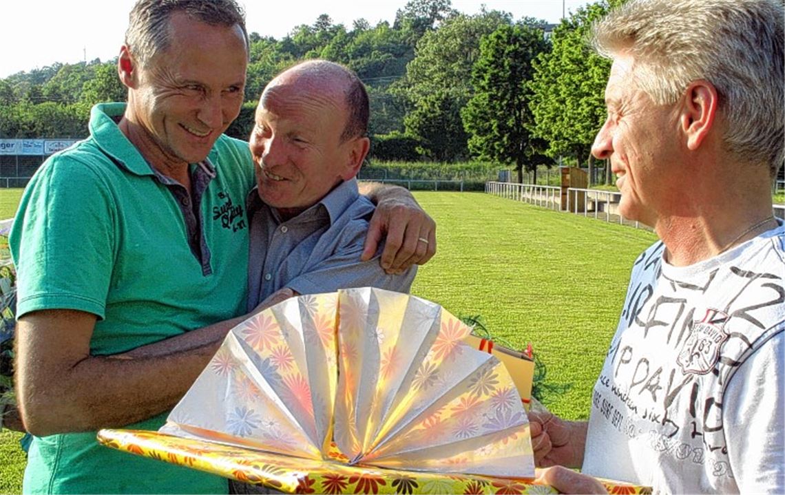 Herzlicher Abschied für Trainer Eberhard Carl durch die Phönix-Vorstände Ulrich Rümmelin und Gerd Thieme (v.li.). Foto: Eigner