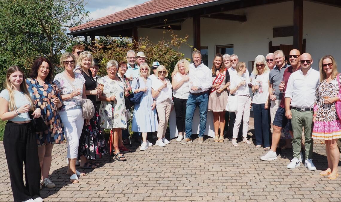 Herzlicher Empfang bei Frank und Patricia Jaggy (Mitte): Gemeinsam mit Oechsle-Fest-Königin Lara Jany begrüßen sie die Gäste. Fotos: Müller