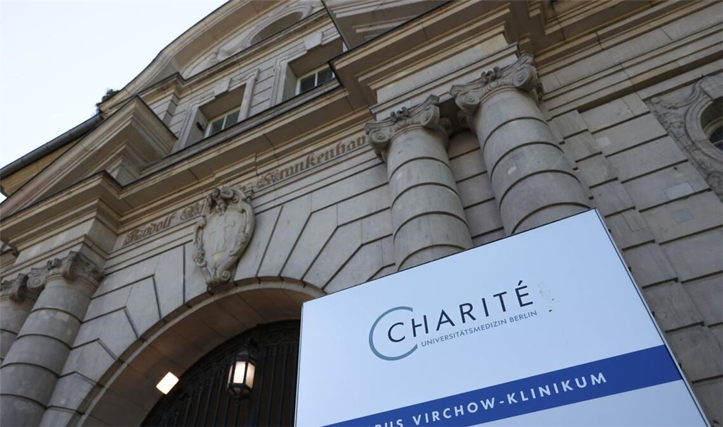 Herzspezialist der Charité muss nach dem Tod zweier Patienten erneut vor Gericht. (Archivbild)