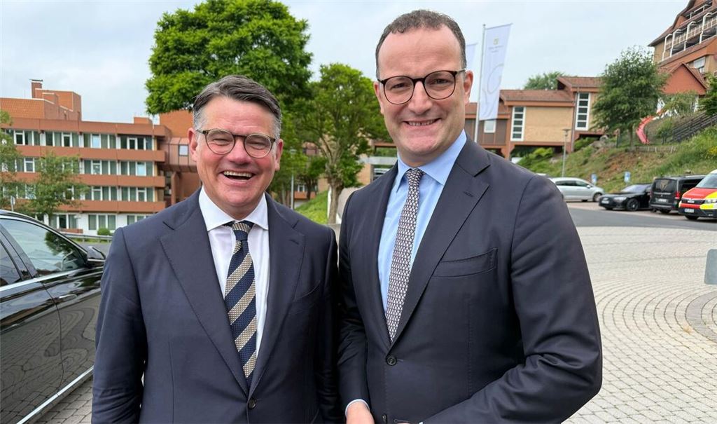 Hessens Ministerpräsident Rhein (CDU, l.) und Unionfraktionschef Spahn stellen sich auf dem Landesparteitag der hessischen CDU hinter Kanzler Merz.