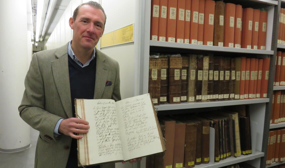 Heute beschäftigt sich die Lokalpolitik mit dem Mühlehof-Loch, zu ersetzenden Brücken und einer sanierungsbedürftigen Tiefgarage. Davon, dass auch früheren Schultheißen und Ratsmitgliedern nicht langweilig war, zeugen die zahlreich im Stadtarchiv überlieferten Bände. Der neue Stadtarchivar Markus Friedrich präsentiert hier ein 201 Jahre altes Exemplar. Foto: Becker