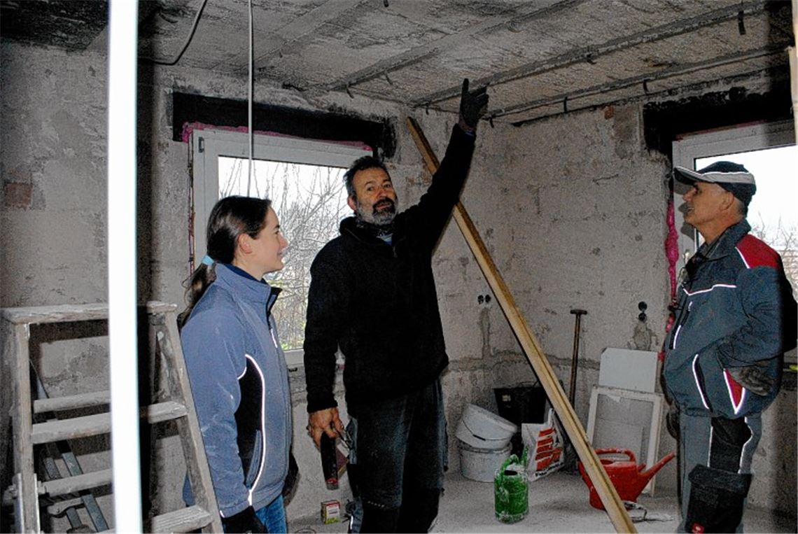 Bürger bauen Brandhaus wieder auf