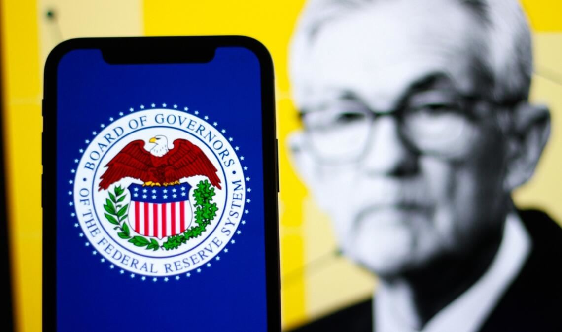 Heute steht der nächste Fed-Zinsentscheid an. Erfahren Sie, um wie viel Uhr die Entscheidung heute am 18.03.26 fällt, was Experten erwarten und wie die Märkte reagieren könnten.