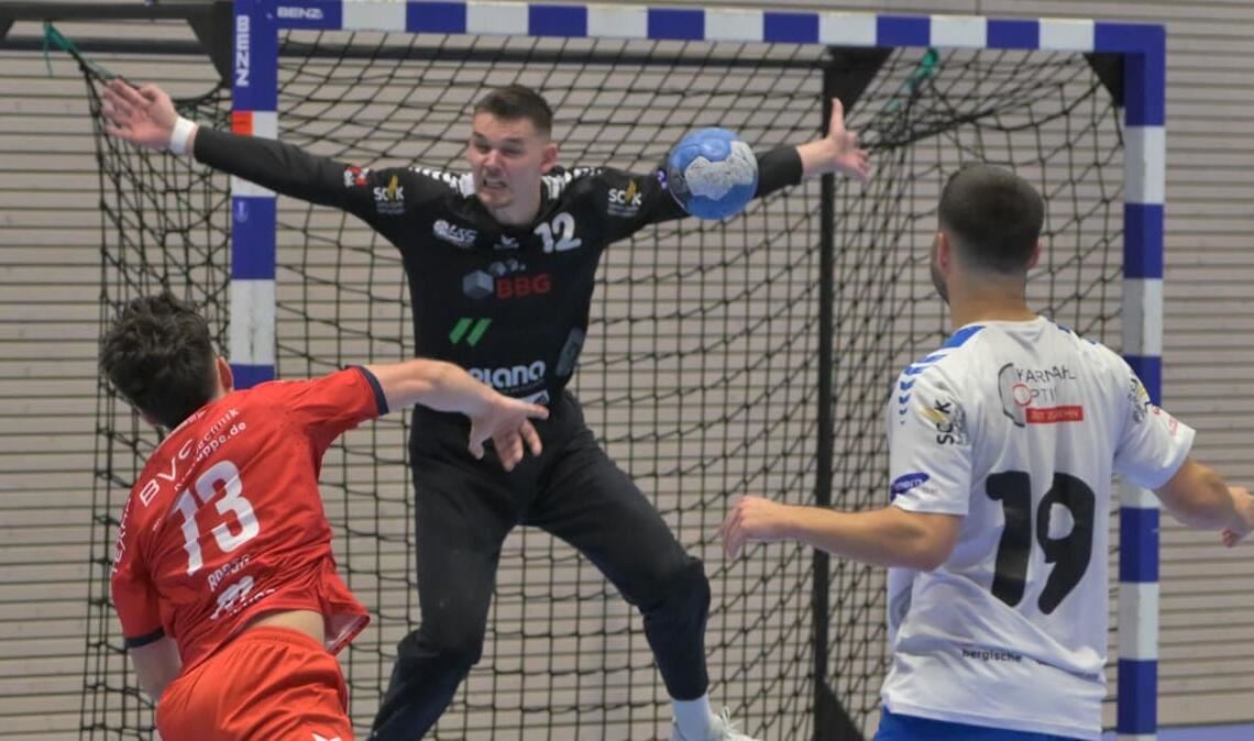 Hexer zwischen den Pfosten der BöSis: Tobias Krems vernagelte sein Gehäuse.