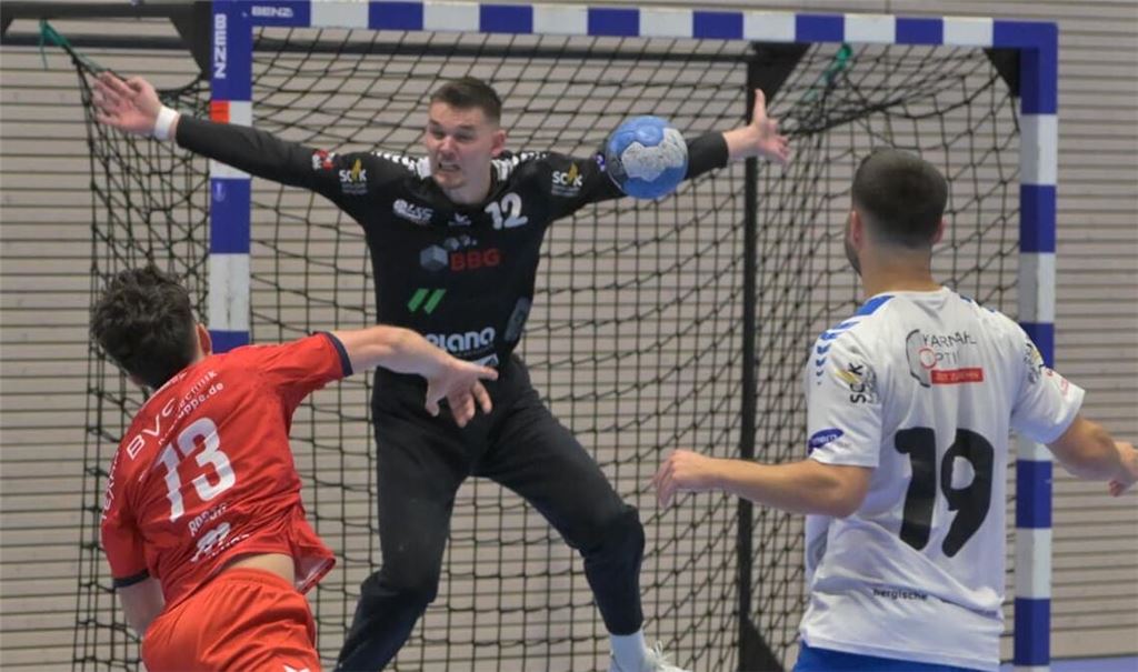 Hexer zwischen den Pfosten der BöSis: Tobias Krems vernagelte sein Gehäuse.