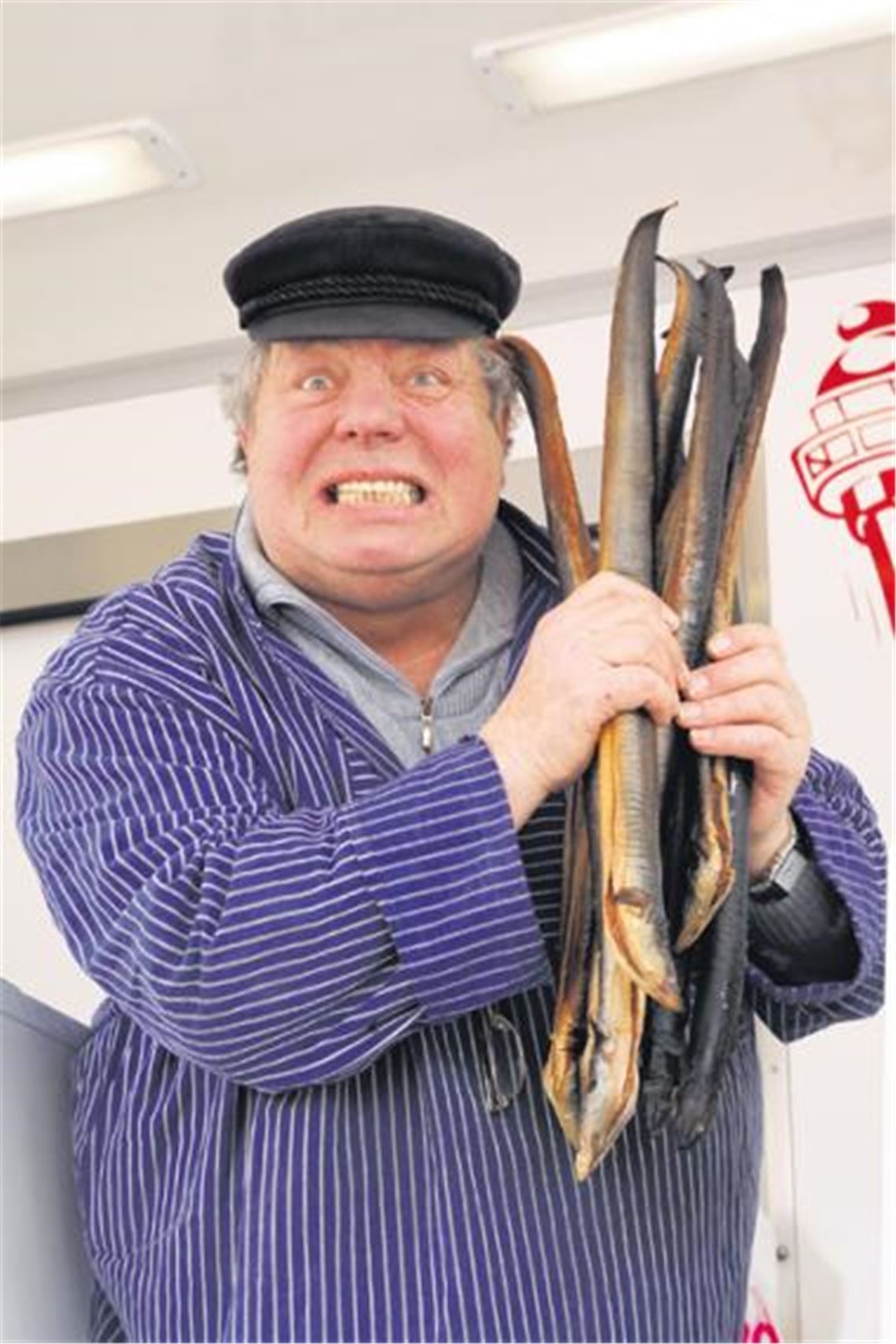 Hier bin nur ich frisch: Aal-Hinnerk preist seine Räucherwaren an. Foto: Hansen