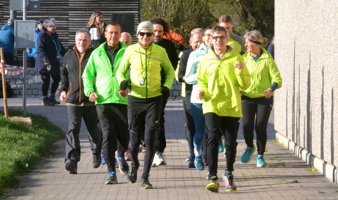 Hier geht’s lang: Trainer Sven Osswald (mit Mütze) führt eine Gruppe von „Laufend fit“ an. Foto: Stahlfeld