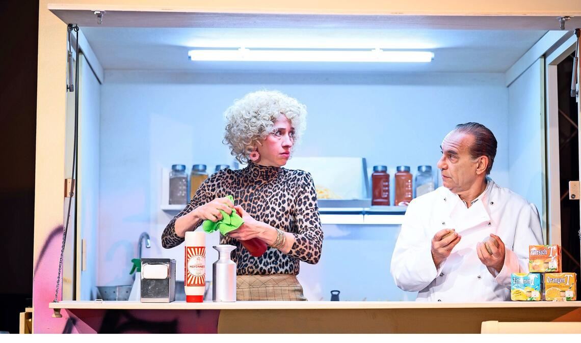 Hier gibt es gelbes Gold: Therese Dörr als Mimi, Michael Stiller als Fritz.