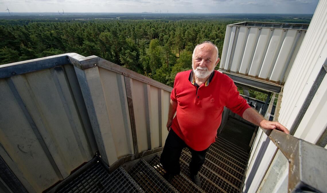 Auf dem Turm im Wald - Rudolf Hoffmann ist Feuerwächter Hier gibt es keinen Aufzug und auch kein WC. Feuerwächter Rudolf Hoffmann macht diese Arbeit seit sieben Jahren. Der Naturschutz ist seine Motivation.