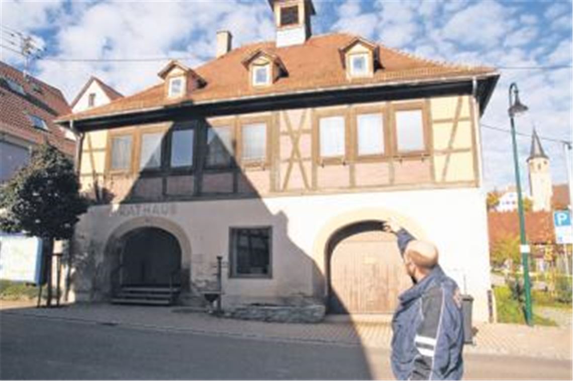 Hier gibts einiges zu tun: Der Investor stellt seine Pläne für das alte Rathaus vor. Foto: Sadler