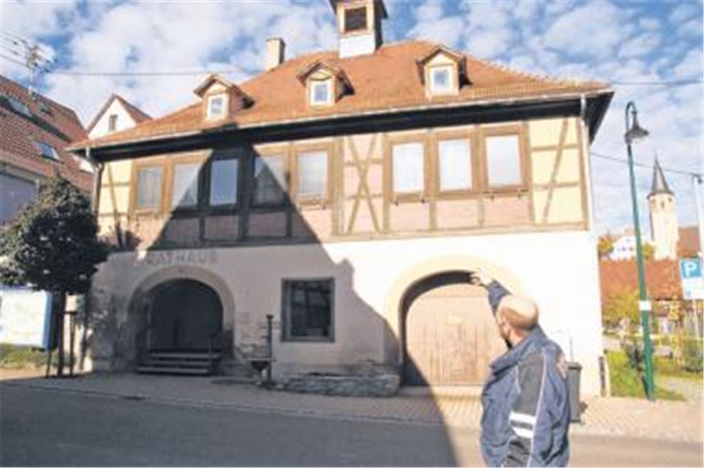 Hier gibts einiges zu tun: Der Investor stellt seine Pläne für das alte Rathaus vor. Foto: Sadler