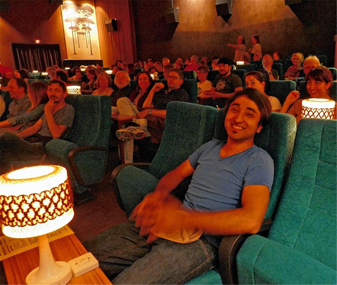 Hier hat er seinen ersten Film geschaut, hier stellt Serdar Dogan seine eigenen Filme vor: Nun ist es „Der 8. Kontinent“. Darüber freuen sich auch Joachim Baensch und Visagistin Kirstin Kappel.