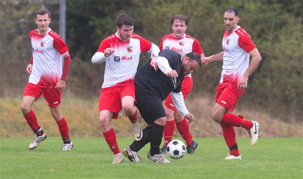 Hier in Überzahl, ansonsten überlegen: Wiernsheim im Duell mit Vaihingen/Enz II. Foto: Fotomoment