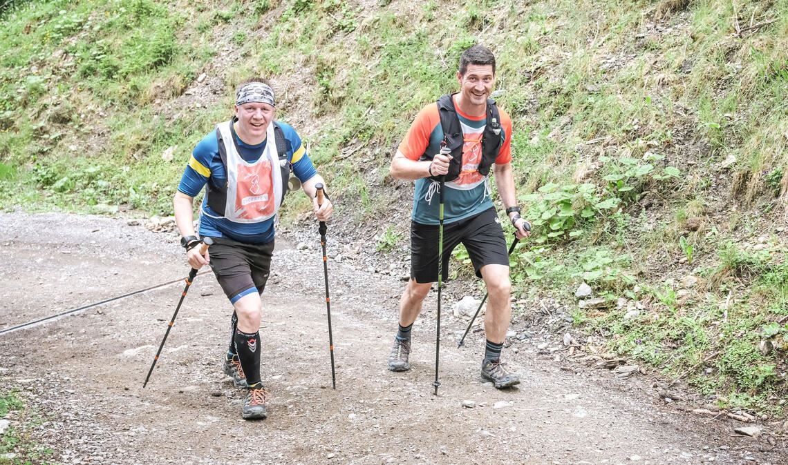 Zwei Ötisheimer immer auf dem Weg nach oben Hier ist Ausdauer gefragt: Thomas Barho (re.) und Thorsten Heugel überwinden die knapp 9000 Höhenmeter in rund 31 Stunden. Fotos: privat