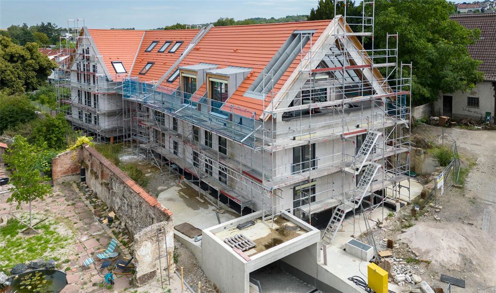 Hier könnte es bald weitergehen: Der im Bau befindliche Gebäudekomplex mit Seniorenwohnungen in der Wiernsheimer Ortsmitte. Archivfoto: Fotomoment