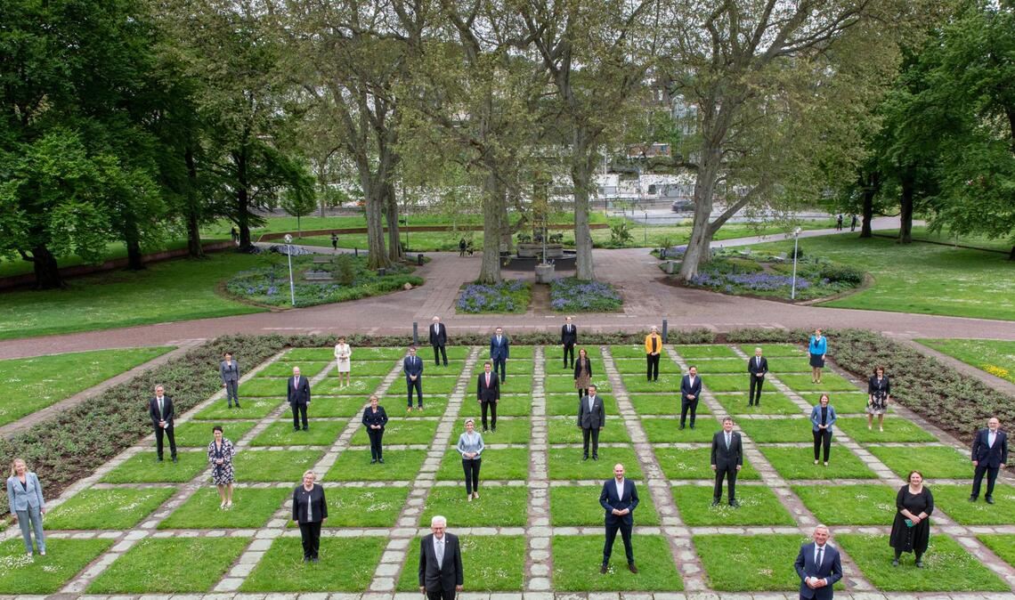 Hier sind sie alle beisammen: die Minister und die Staatssekretäre der Landesregierung. Ganz vorne: Ministerpräsident Winfried Kretschmann.
