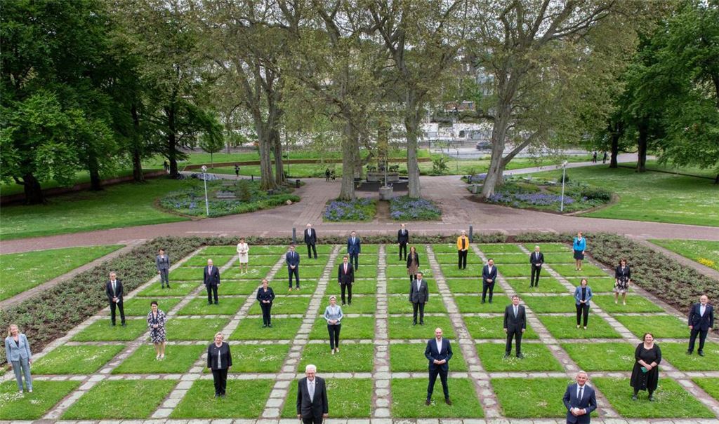 Hier sind sie alle beisammen: die Minister und die Staatssekretäre der Landesregierung. Ganz vorne: Ministerpräsident Winfried Kretschmann.