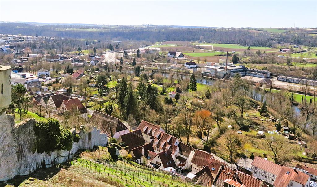Hier sollen im Vaihinger Gartenschaujahr 2029 Schwerpunkte liegen: im Vordergrund die Bürgergärten, im Hintergrund die ehemalige Leimfabrik Häcker. Foto: Arning