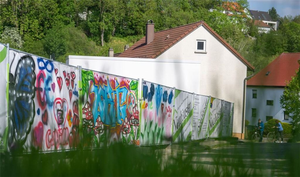 Hier stand einst eine Flüchtlingsunterkunft. Vor dieser soll ein Asylbewerber aus Eritrea zwei Mädchen mit einem Messer attackiert haben.