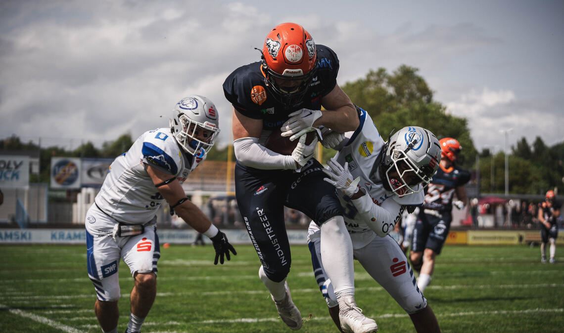 Hier steckt ein Ravensburger in der Klemme. Am Ende verlieren die Wilddogs. Foto: Siebert