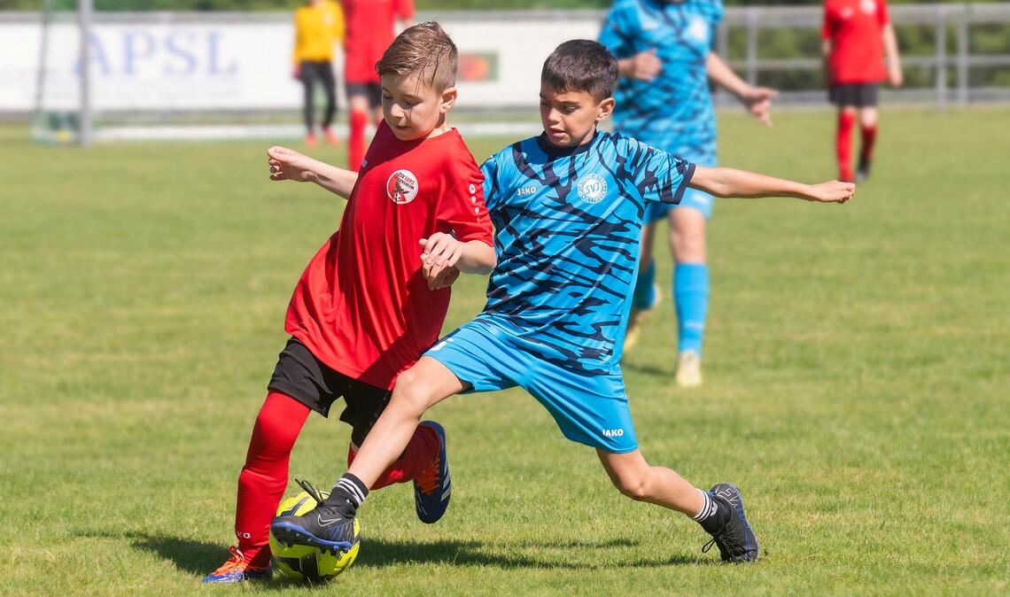 Hier steckt keiner zurück: Beim E-Jugend-Turnier kommt es unter anderem zum Duell zwischen der SG Platte (Wiernsheim/Wurmberg) und dem SV Illingen. Fotos: Fotomoment