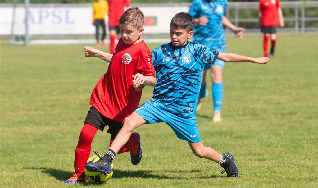 Hier steckt keiner zurück: Beim E-Jugend-Turnier kommt es unter anderem zum Duell zwischen der SG Platte (Wiernsheim/Wurmberg) und dem SV Illingen. Fotos: Fotomoment