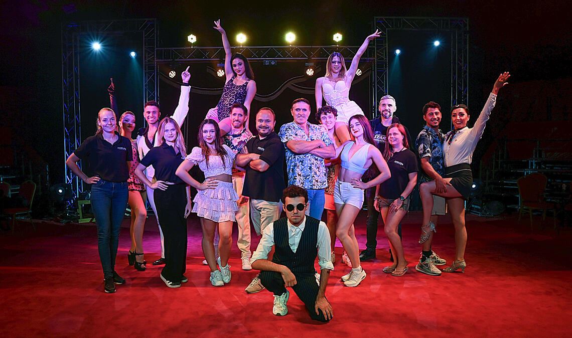 Hier stehen alle im Spotlight: Das Team von „Endless Varieté“ liefert in Mühlacker ein unterhaltsames Programm mit viel Humor, Artistik und Urlaubsfeeling. Fotos: Schüller