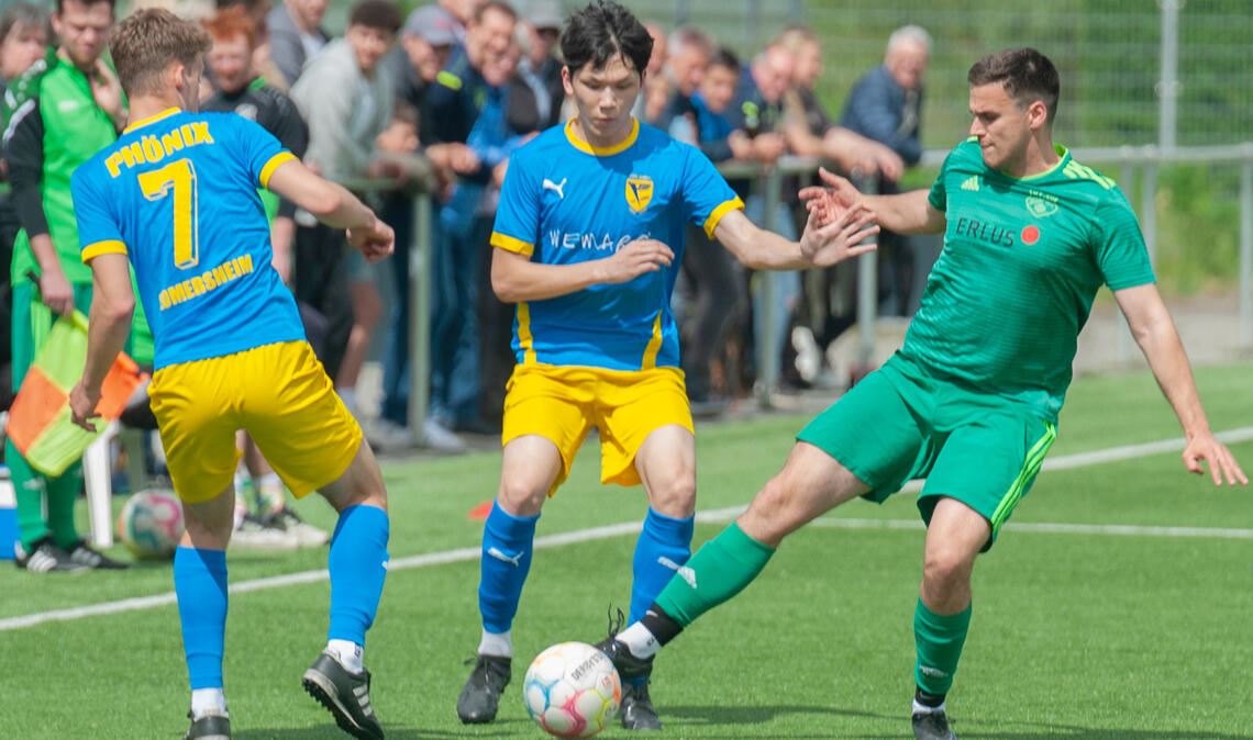 Hier stehen der SV Iptingen (grünes Trikot) und der TSV Phönix Lomersheim II als Gegner auf dem Platz. Am Donnerstag drücken jedoch alle Iptinger der Phönix-Reserve die Daumen. Die Zweite Mannschaft aus Lomersheim könnte dem SVI durch einen Sieg im Nachholspiel beim VfB Vaihingen zur Meisterschaft und damit zum Aufstieg verhelfen. Foto: Archiv
