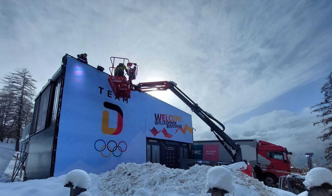 Hier werden die Fans des deutschen Teams empfangen – noch aber wird an der Fan-Zone am Deutschen Haus in Cortina gearbeitet.