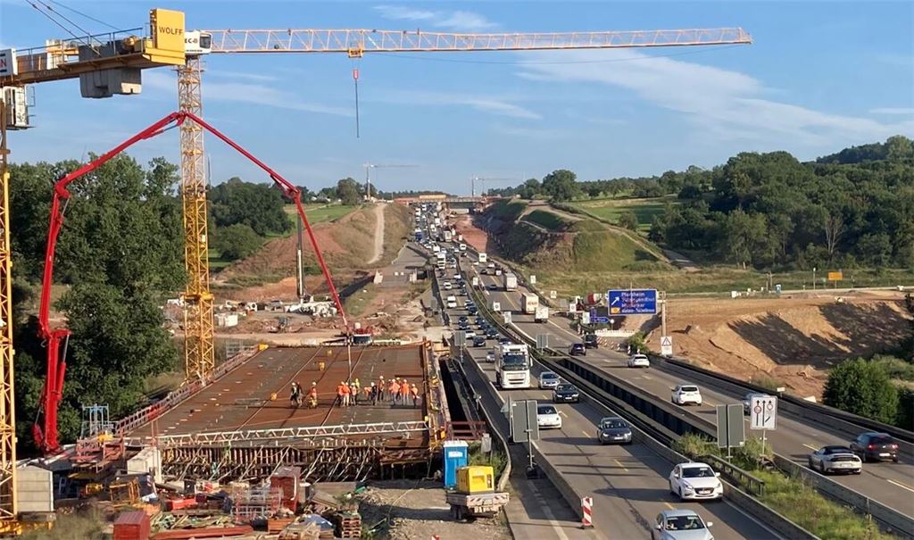 Hier wird für die künftig höher und weiter östlich gelegene A8 betoniert. Foto: Wewoda
