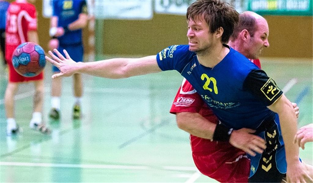 Hiergeblieben. Knittlingens Tobias Hohenschläger fängt Christian Jaedeke ab, der sich vergeblich nach dem Ball streckt. Foto: Zschorsch